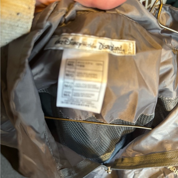 Disney parks pull over windbreaker - Picture 4 of 5